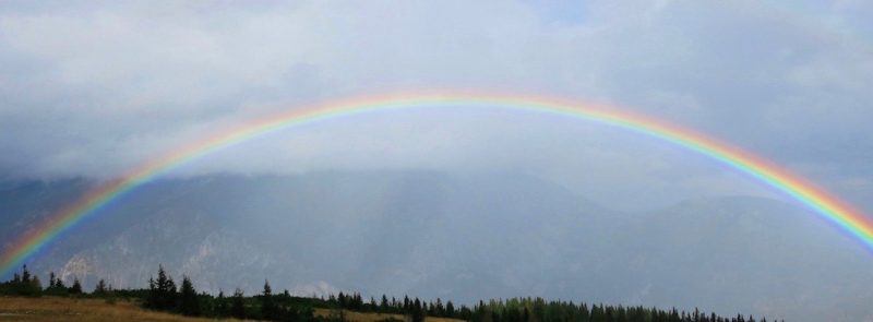 Beziehungsprobleme und Konflikte lösen durch Beratung. Das Foto zeigt einen Regenbogen, der positive Energie symbolisiert.